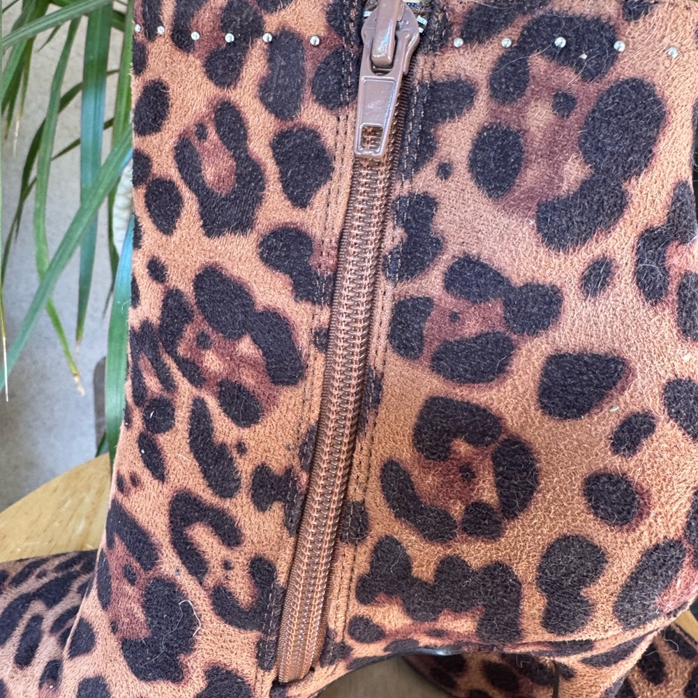 Leopard Print Pointy-Toe Booties - Picture 5 of 9